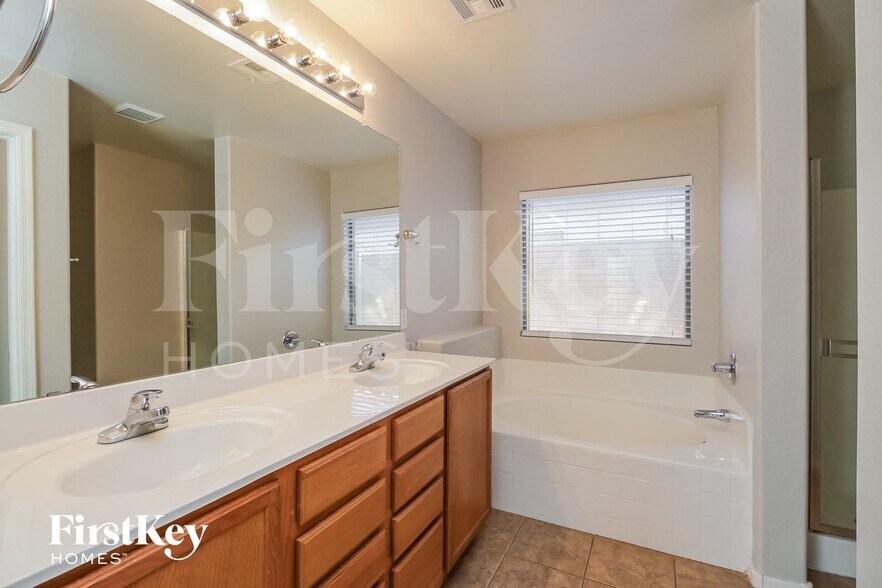 Building Photo - 3193 W Sunshine Butte Dr