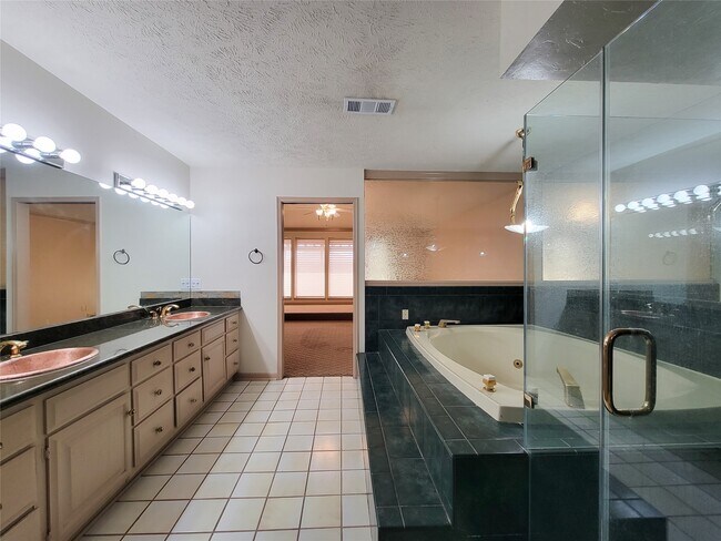 Building Photo - 4717 Country Club View