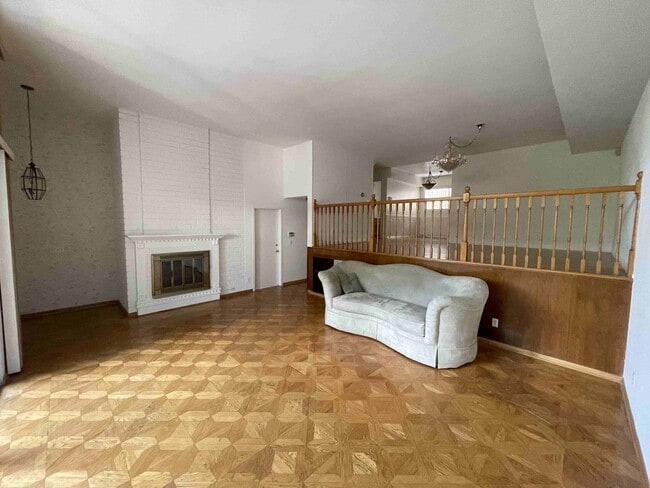 Building Photo - LARGE ENCINO SPA CONDO!