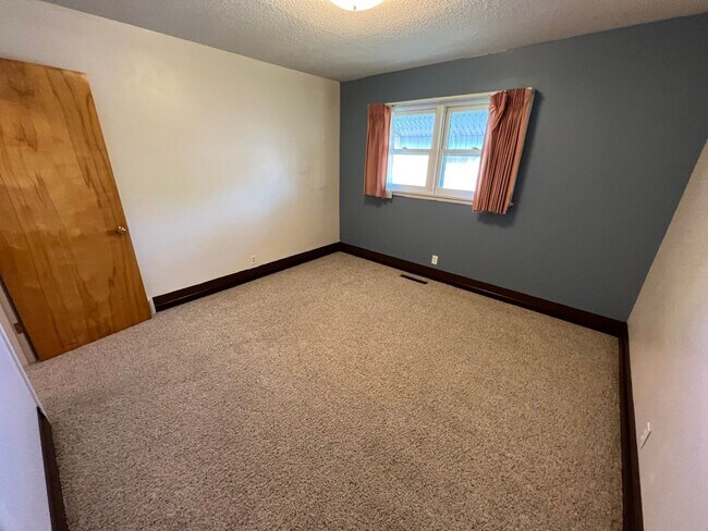 Building Photo - 429 E Pine St