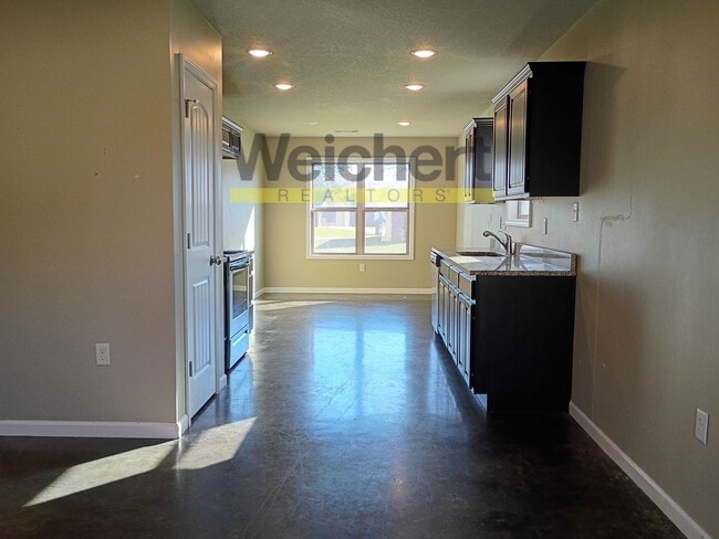 Building Photo - Spacious 3-Bed, 2-Bath Home in a Quiet Nei...