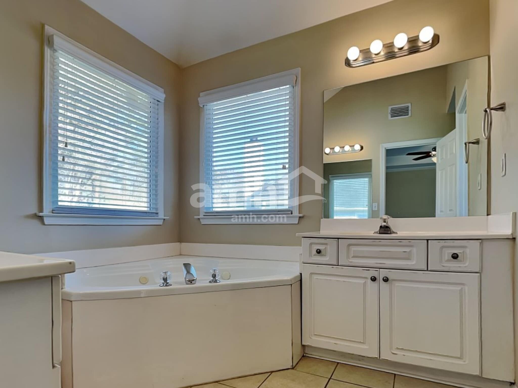 Building Photo - 3305 Maple Terrace Dr