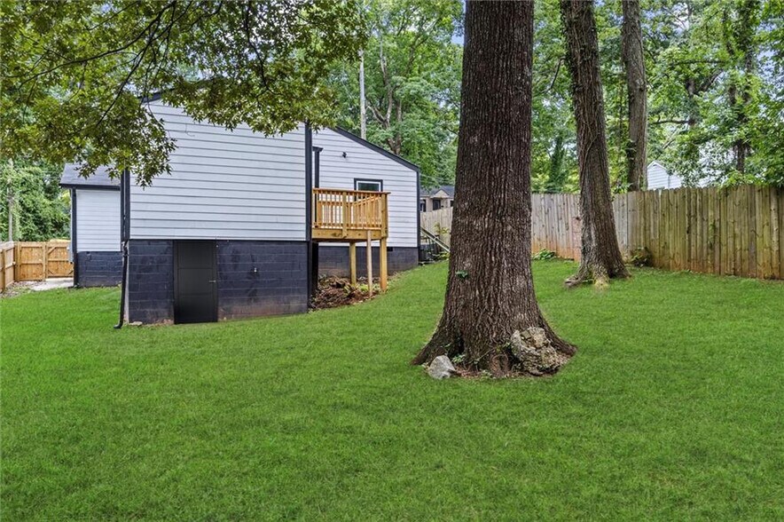 Building Photo - Room in House on Peeples St SW