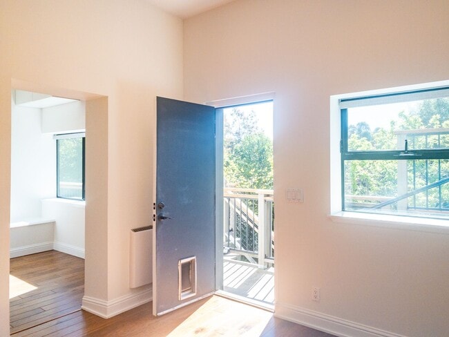 Building Photo - 1Bed/1Bath! Parking! Laundry! Garden! Pet! PROGRESSIVE