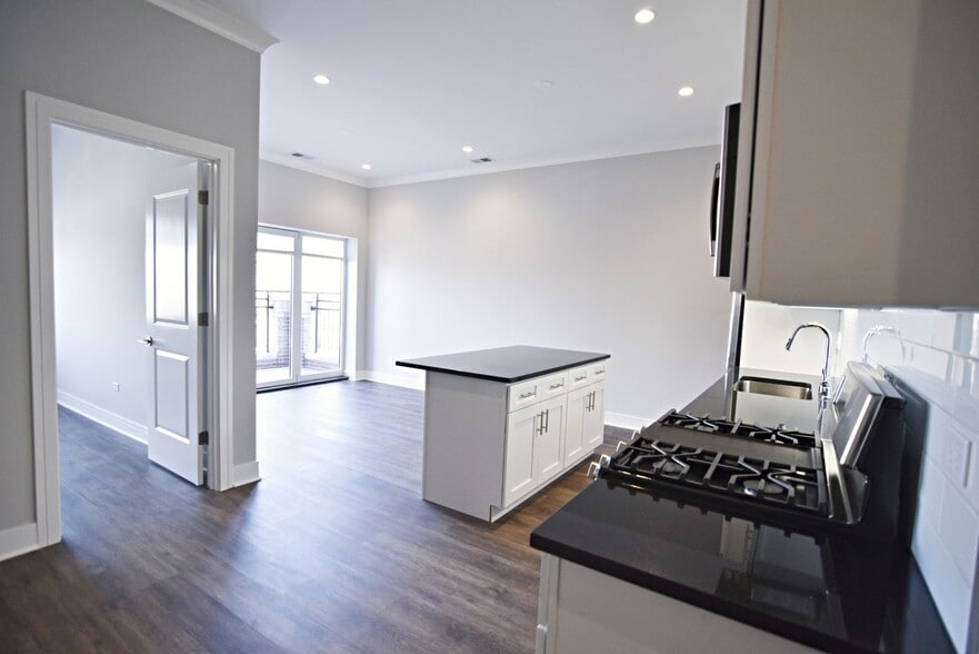 Building Photo - 957 W Irving Park Rd