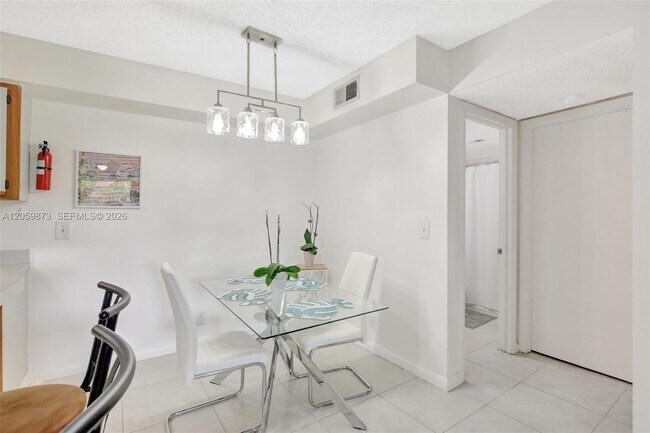 Building Photo - 9999 Summerbreeze Dr