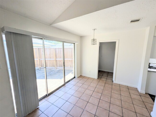 Building Photo - 17602 Crestline Rd