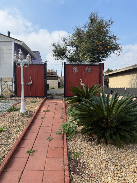 Building Photo - 665 Larimore Ave