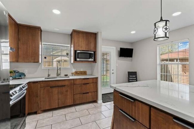 Building Photo - 3011 Castillo Dr