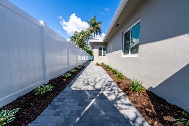 Building Photo - 2001 NE 17th Way