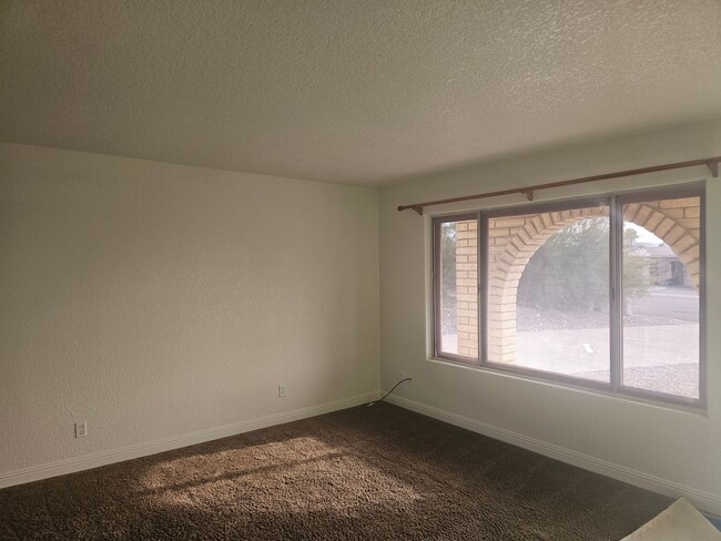 Building Photo - Unfurnished Long Term