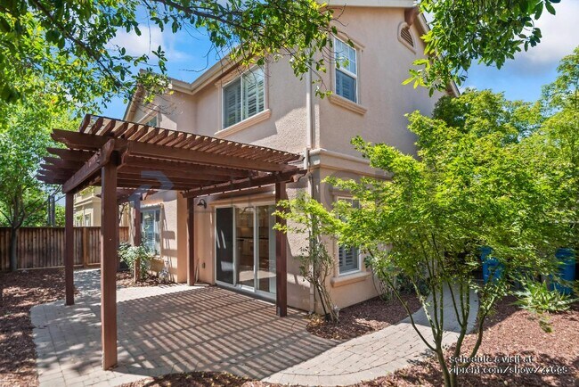 Building Photo - 742 Creekside Ct