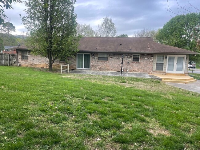 Building Photo - Knoxville 37918 - 3 bedroom, 1.5 bath home in Halls - Contact Lisa Vineyard and Shannon Russell (...