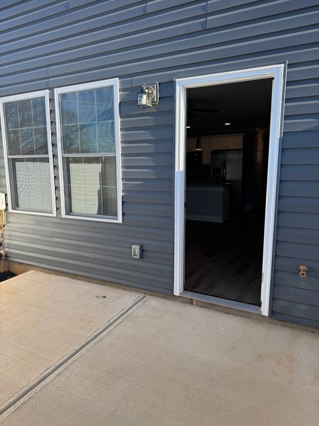 Building Photo - 1006 10th Ave NE