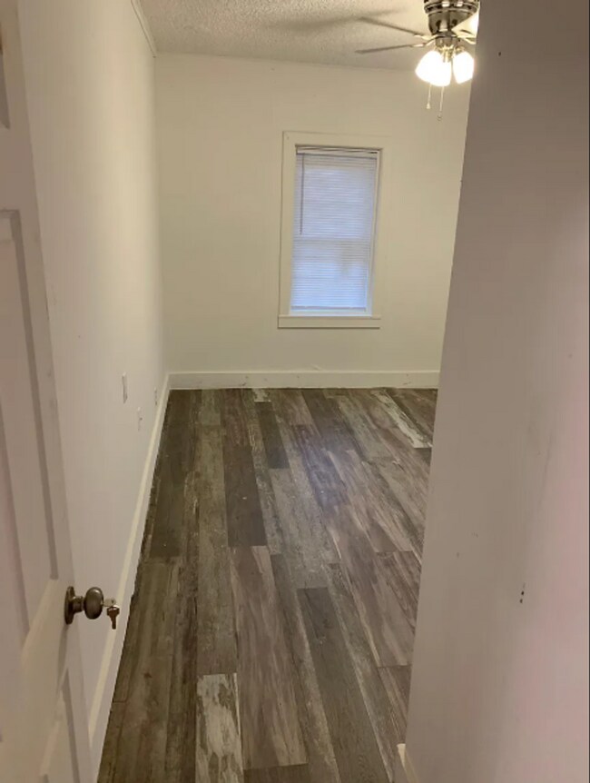 Building Photo - Beautifully Redone 2 Bedroom House! Available for a 5/1 Move In!!! *Updated Photos to Come*