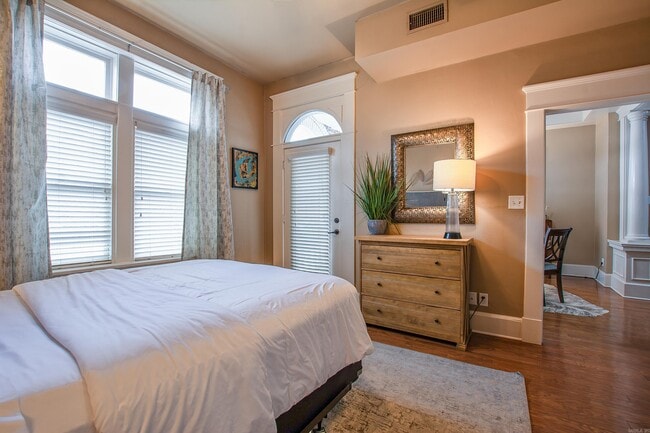 Building Photo - 612 Center St