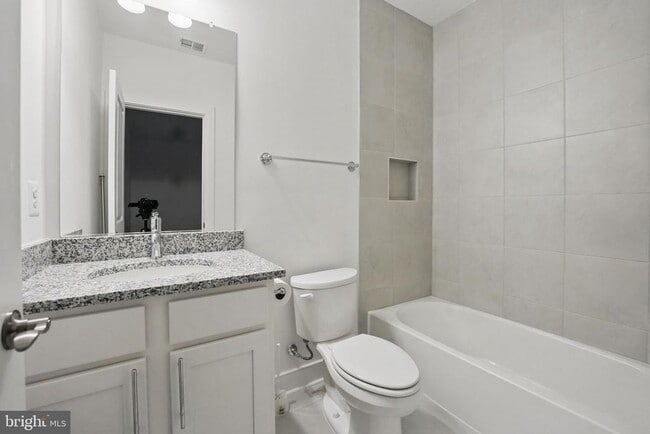 Building Photo - 5604 Clermont Dr