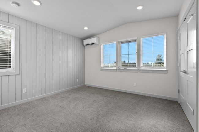 Building Photo - 2Bd/1.75Ba Seattle Condo