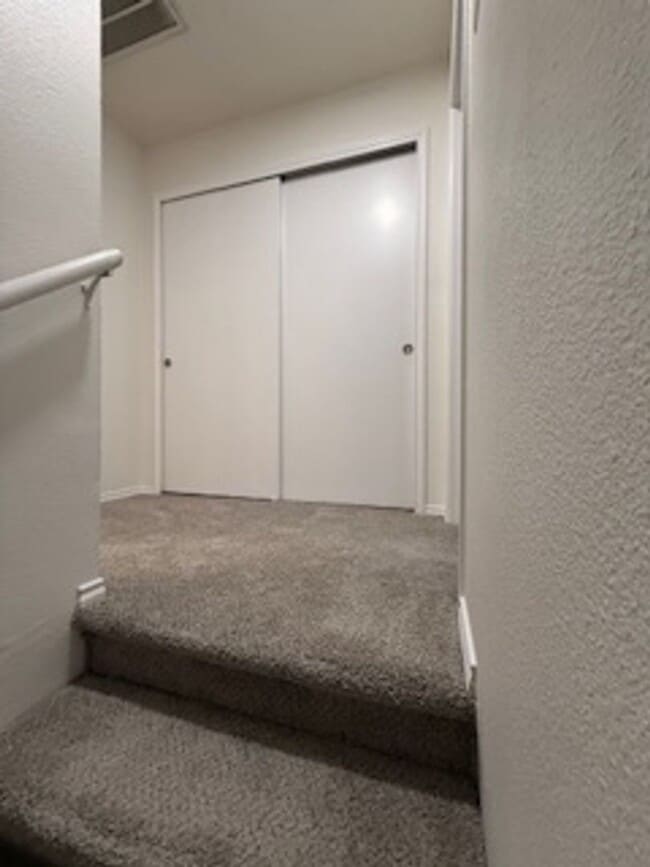 Building Photo - Gated Community Near Medical Center