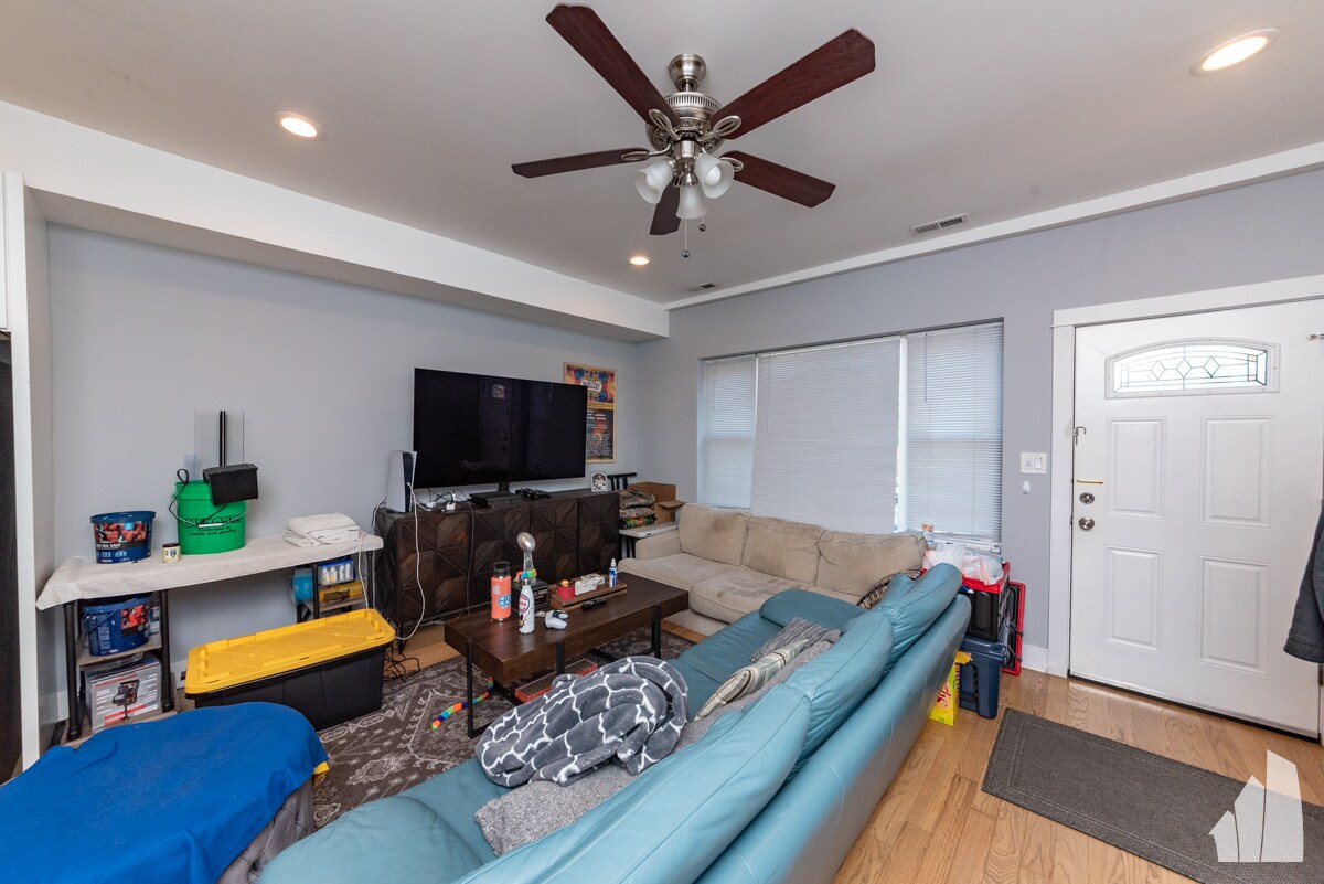 Building Photo - 2439 N Ashland Ave