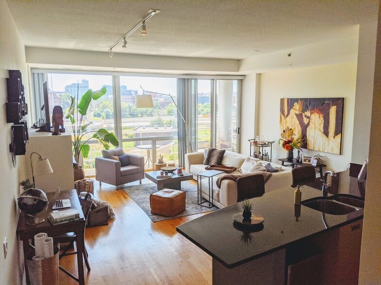 Building Photo - 950 W Erie St