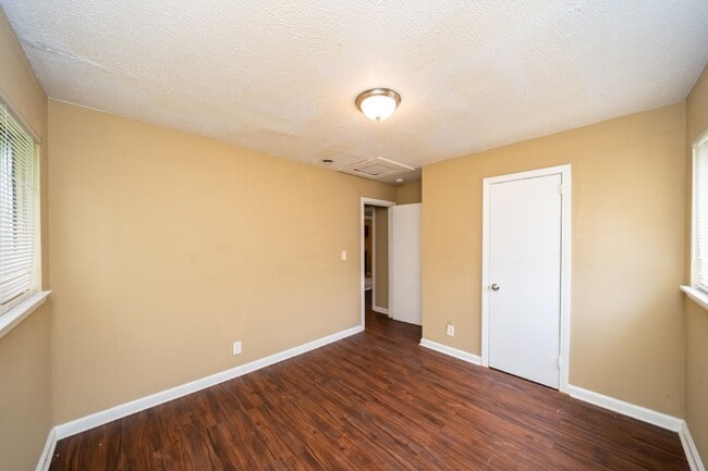 Building Photo - 213 Pine St