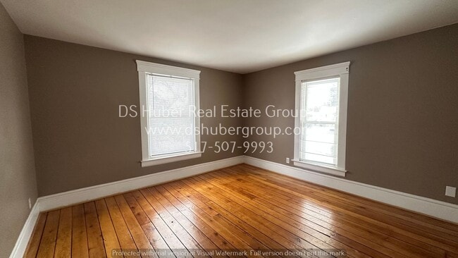 Building Photo - 420.5 W Maple St