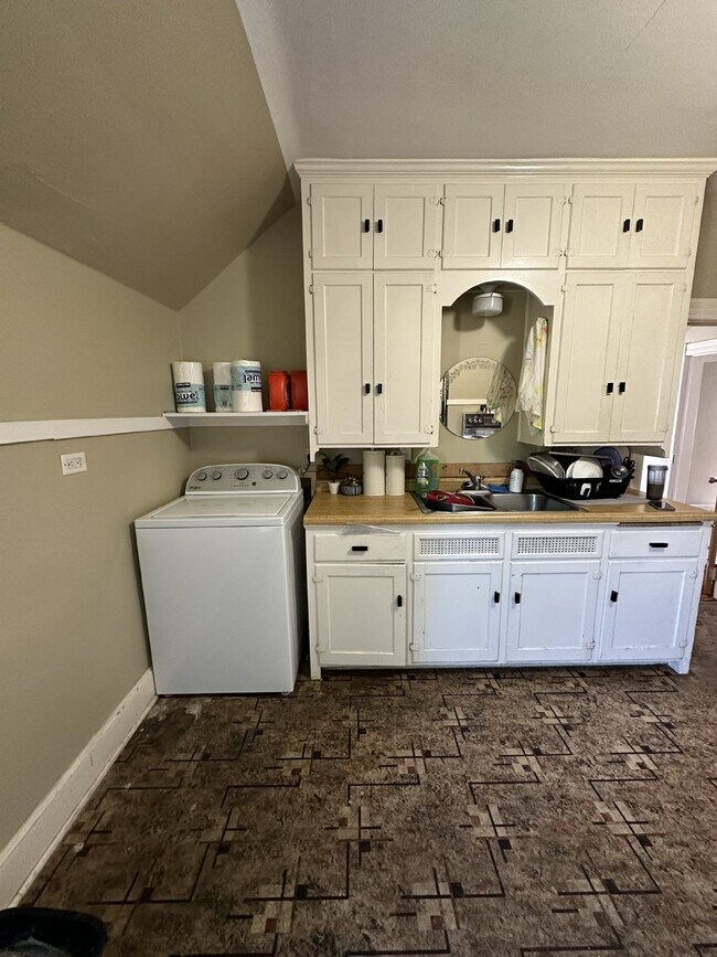 Building Photo - 2 Bed 1 Bath Available June 1st!