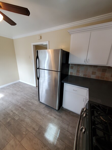 Building Photo - 421 N Ditmar St