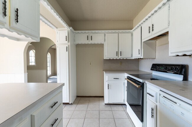 Building Photo - Spacious Rent to Own in South OKC!