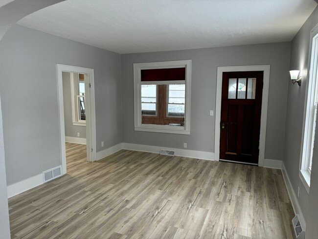 Building Photo - 3 Bedroom with a Possible 4th Bay City Ren...