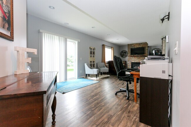 Building Photo - 1715 Fox Run