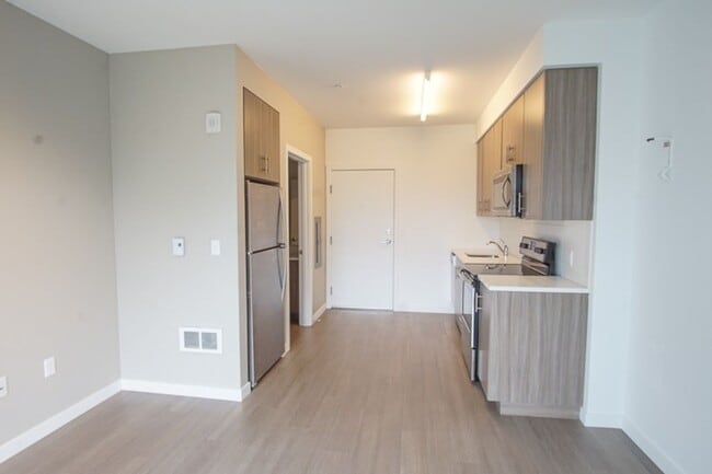 Building Photo - Sellwood-Modern Top Floor 1Bdr w/Floor-to-Ceiling Windows + Pet OK!