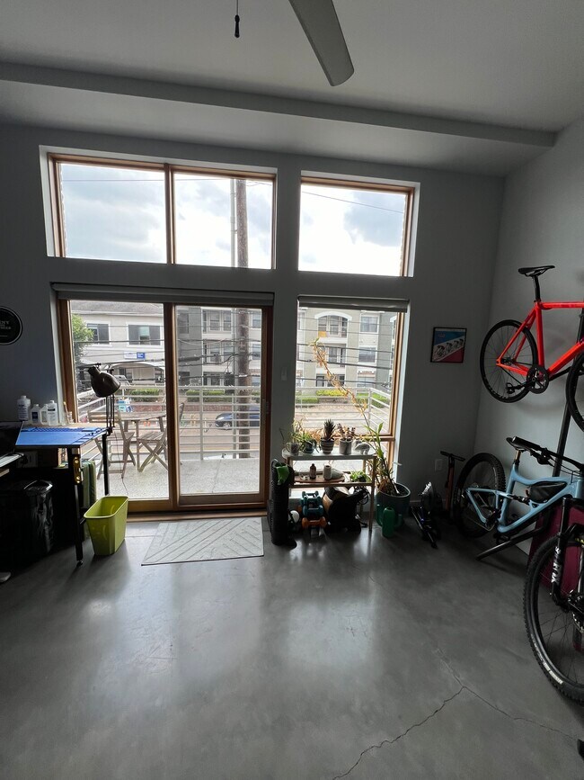 Building Photo - 2124 E 6th St