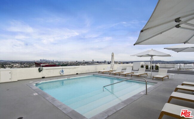 Building Photo - 838 N Doheny Dr