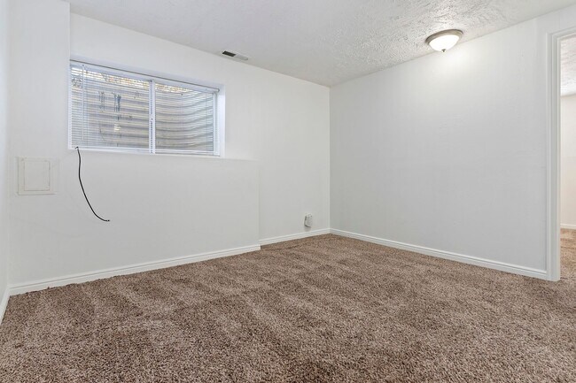 Building Photo - 443 Dorothea Way