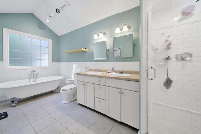 Building Photo - Lovely 3 Bed 2 Bath Ranch Home in South Park!
