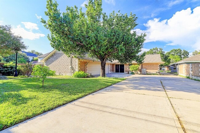 Building Photo - 4315 Woodvalley Dr