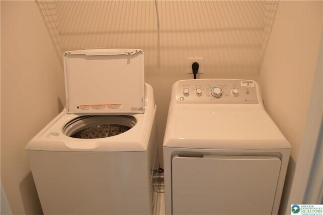 Building Photo - 2332 Raya Wy