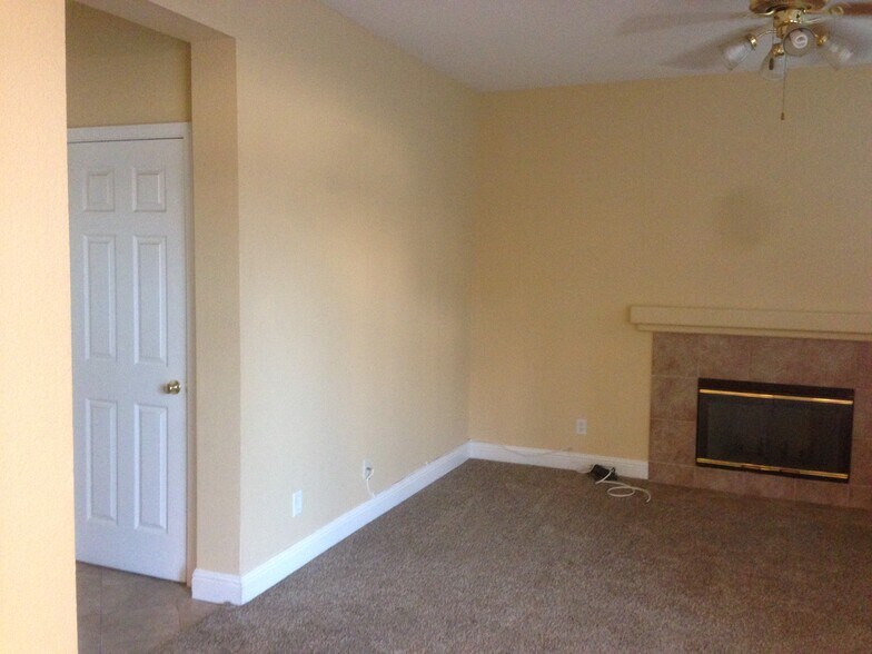 Building Photo - 2141 Buck River St