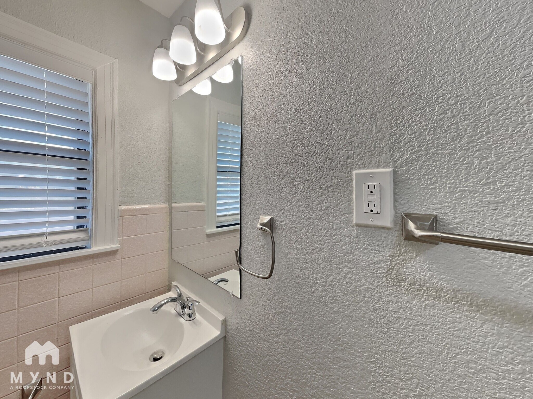 Building Photo - 3862 Meadowbrook Dr
