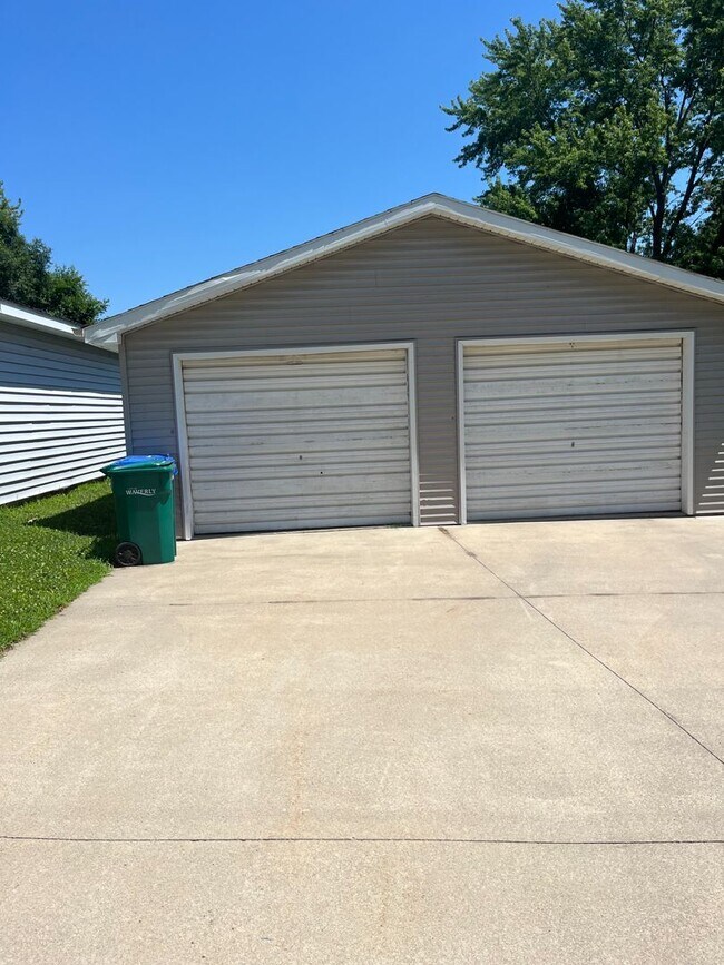 Building Photo - 806 Cedar River Dr NW