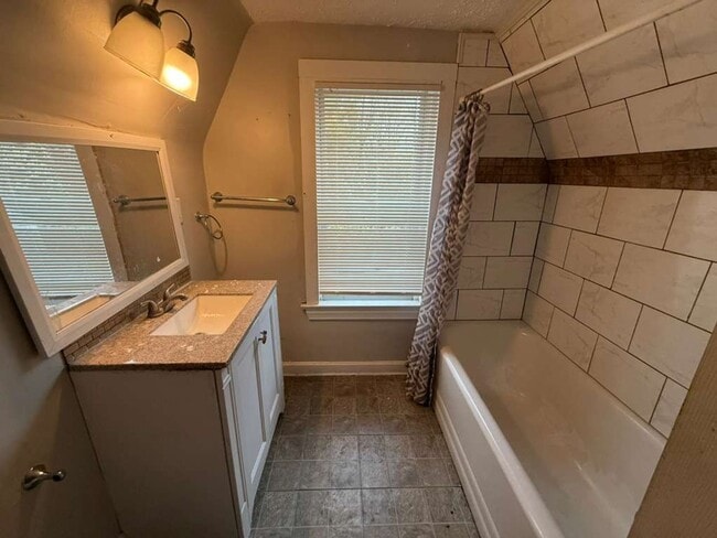 Building Photo - 3 BED 1.5 BATH BEAUTIFUL SINGLE HOME!