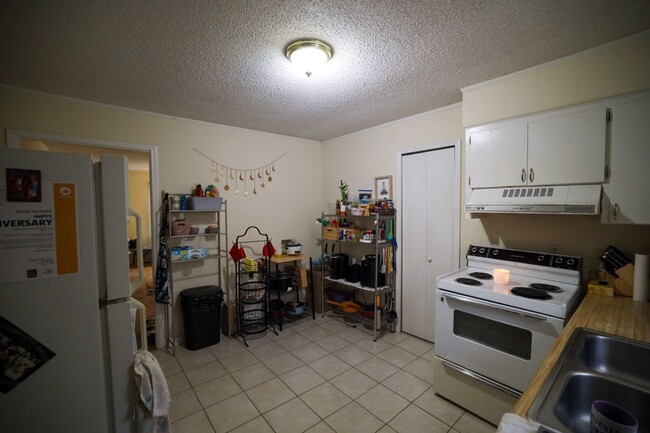 Building Photo - 2 Bedroom Apartment Close to Campus!