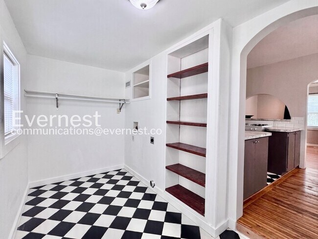Building Photo - Charming 2-Bed/2 bath Bungalow with Modern Amenities and Ideal Location / Pet-Friendly / Availabl...