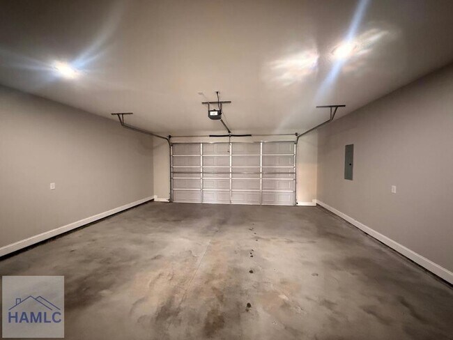 Building Photo - 117 White Oak Dr NE