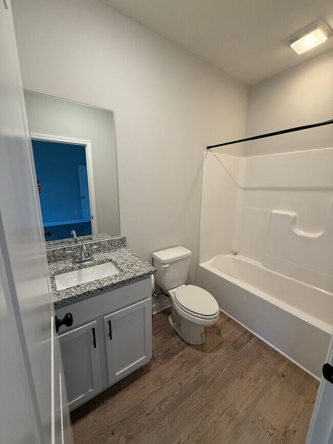 Building Photo - 2 Bed/2.5 Bath Townhome with Garage (Trash Included)