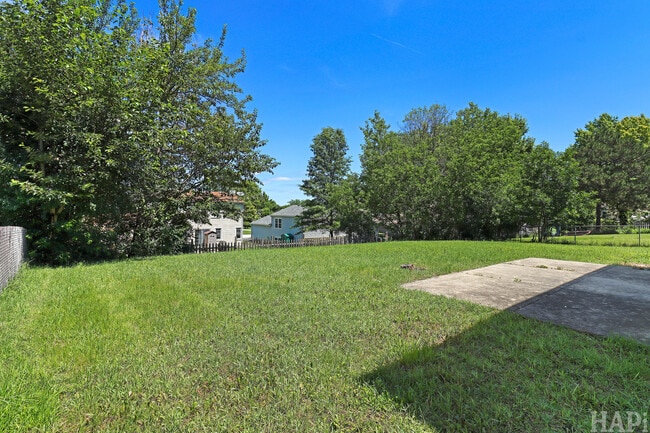 Building Photo - 2208 Kensington Dr