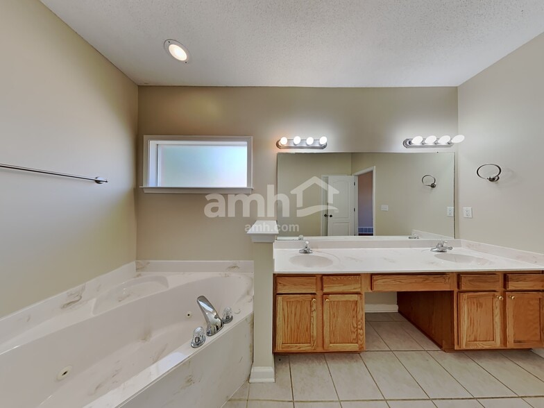 Building Photo - 9619 Morning Shadow Dr