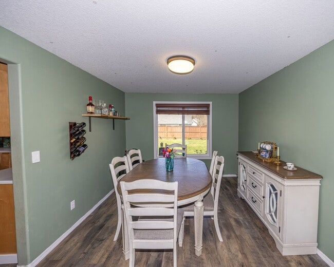 Building Photo - 5 Bedroom home, 2488sf with Central Air. Fenced Yard